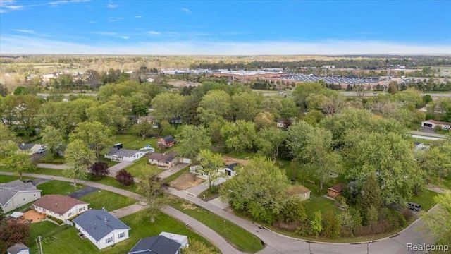 6165 Woodsdale Drive, Grand Blanc, MI 48439