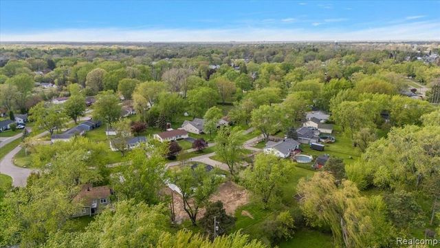 6165 Woodsdale Drive, Grand Blanc, MI 48439