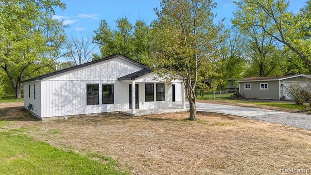 6165 Woodsdale Drive, Grand Blanc, MI 48439
