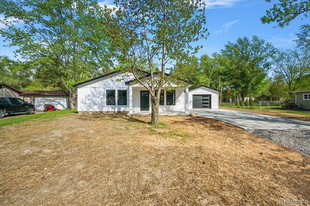 6165 Woodsdale Drive, Grand Blanc, MI 48439