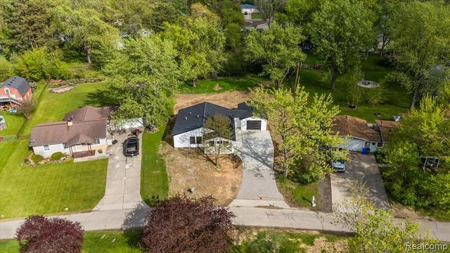 6165 Woodsdale Drive, Grand Blanc, MI 48439