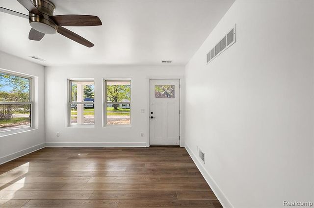 6165 Woodsdale Drive, Grand Blanc, MI 48439