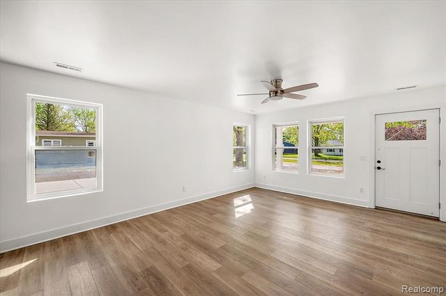 6165 Woodsdale Drive, Grand Blanc, MI 48439