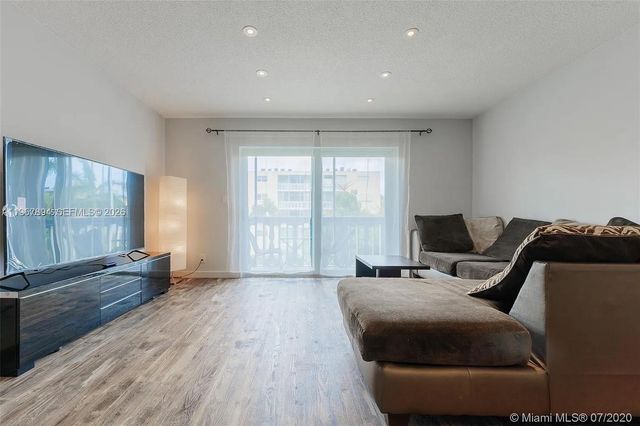 219 NE 14th Ave 307, Hallandale Beach, FL 33009