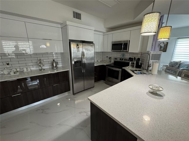 200 GARDENS EDGE DRIVE 214, Venice, FL 34285
