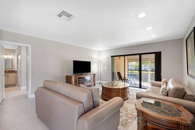 21863 Arriba Real 8-k, Boca Raton, FL 33433