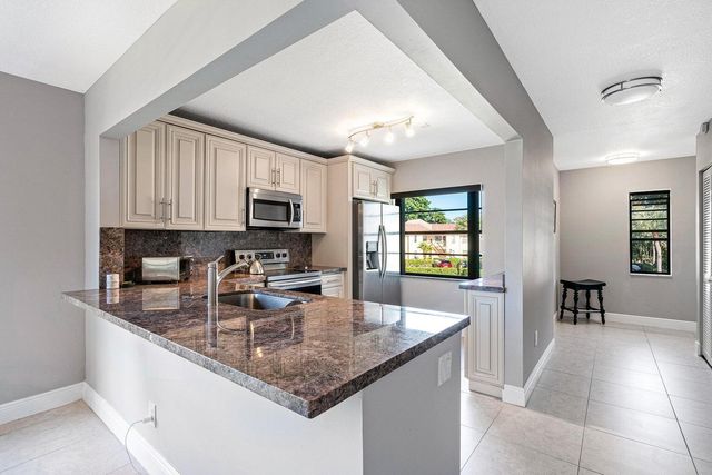 21863 Arriba Real 8-k, Boca Raton, FL 33433