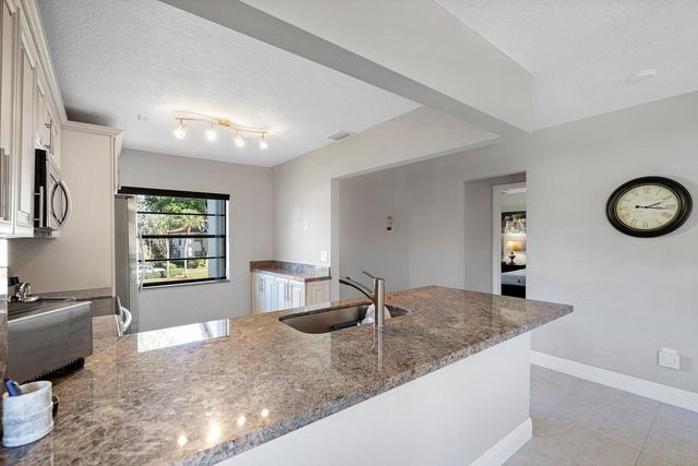 21863 Arriba Real 8-k, Boca Raton, FL 33433