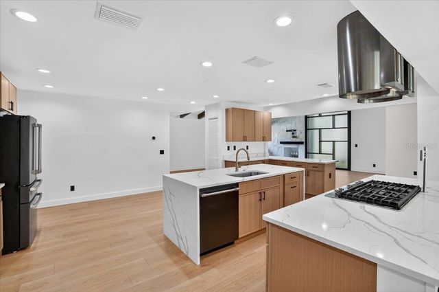2708 N DUNDEE STREET, Tampa, FL 33629