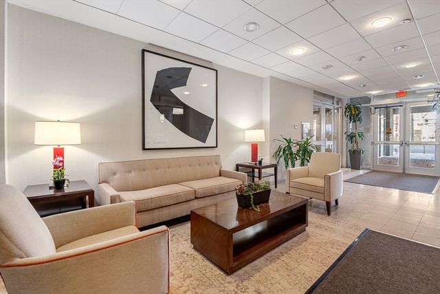 44 Washington St 915, Brookline, MA 02445