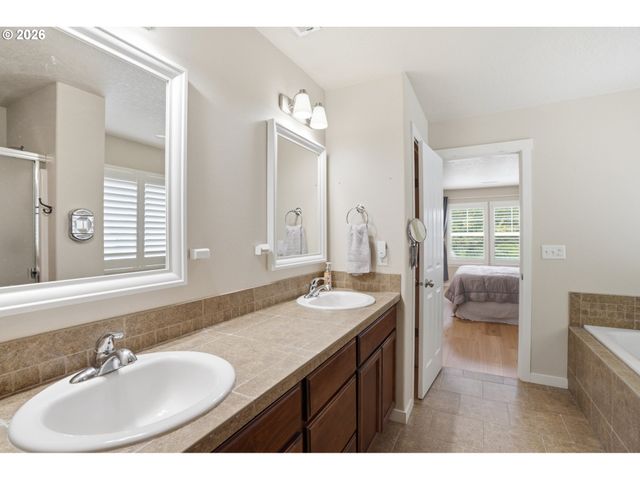 11305 Nw 2ND Ct, Vancouver, WA 98685