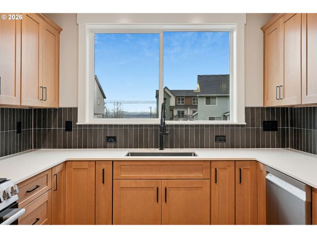 8819 Sw 176TH Ave, Beaverton, OR 97007