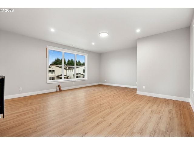 8819 Sw 176TH Ave, Beaverton, OR 97007