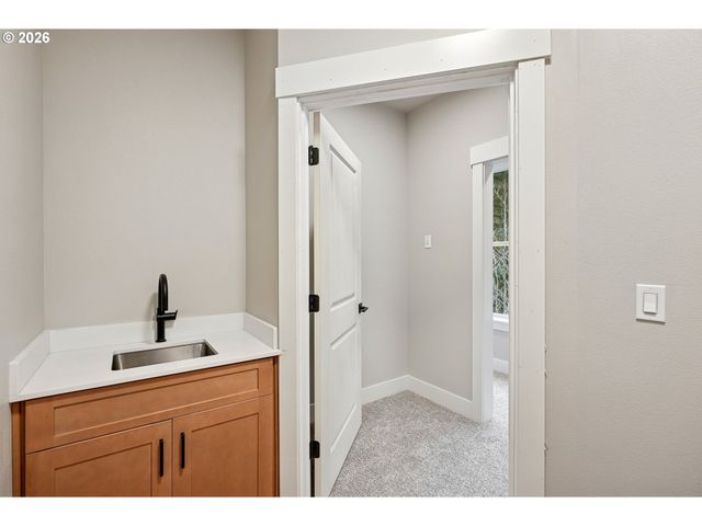 8819 Sw 176TH Ave, Beaverton, OR 97007