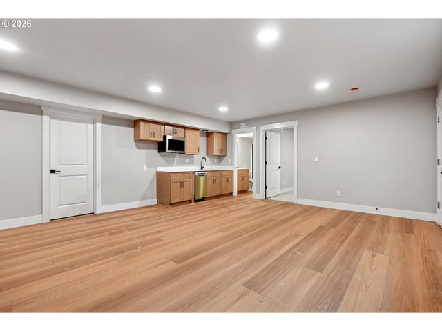 8819 Sw 176TH Ave, Beaverton, OR 97007