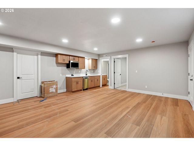 8819 Sw 176TH Ave, Beaverton, OR 97007