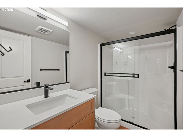 8819 Sw 176TH Ave, Beaverton, OR 97007