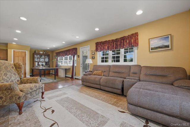 30 Universe Drive, Levittown, NY 11756