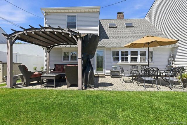 30 Universe Drive, Levittown, NY 11756