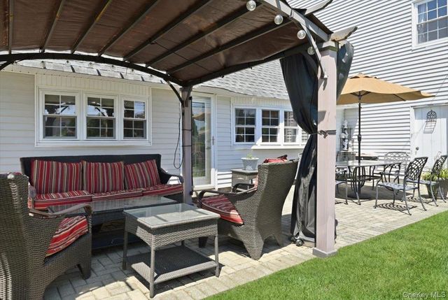 30 Universe Drive, Levittown, NY 11756