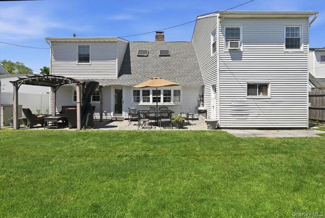 30 Universe Drive, Levittown, NY 11756
