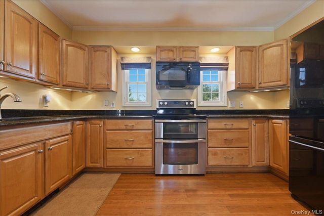 30 Universe Drive, Levittown, NY 11756