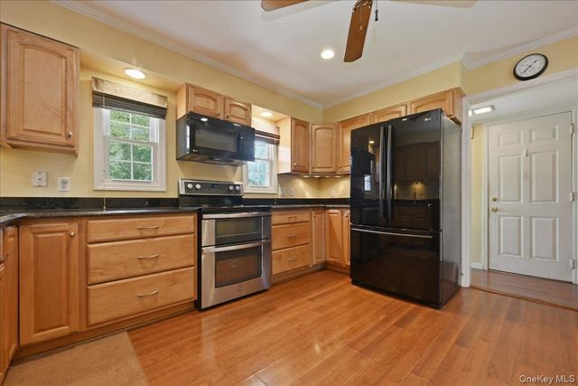 30 Universe Drive, Levittown, NY 11756