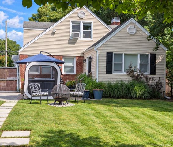 2 Windsor Place, Lynbrook, NY 11563