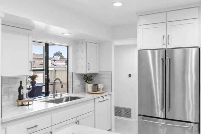 3851 Camino Lindo, University City, CA 92122