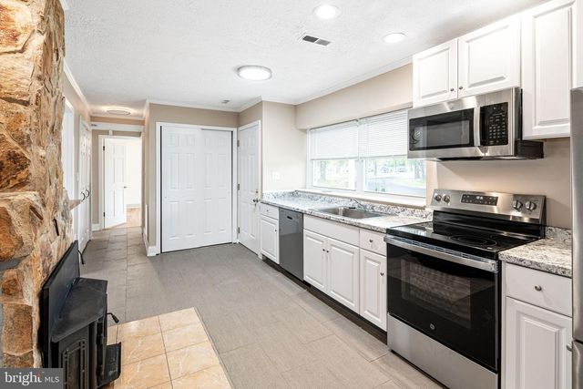 191 CRABTREE DR, Levittown, PA 19055