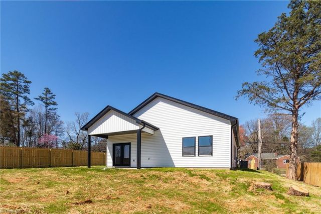 5242 Shattalon Drive, Winston-salem, NC 27106