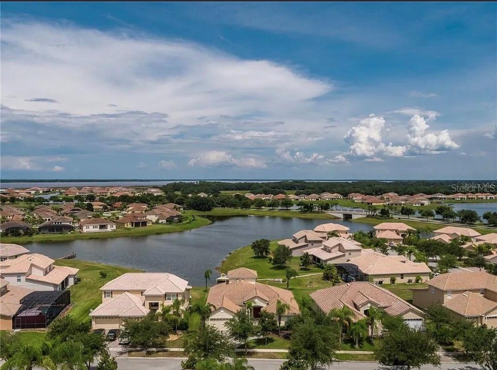 Image 4 of property listing at 3839 GOLDEN FEATHER WAY, Kissimmee, FL 34746