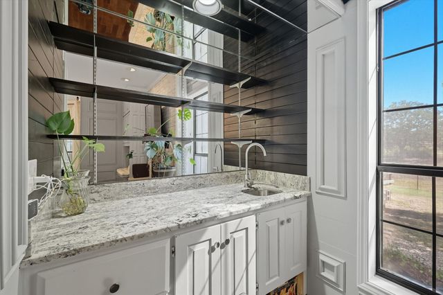 4011 E Bankhead HWY, Hudson Oaks, TX 76087