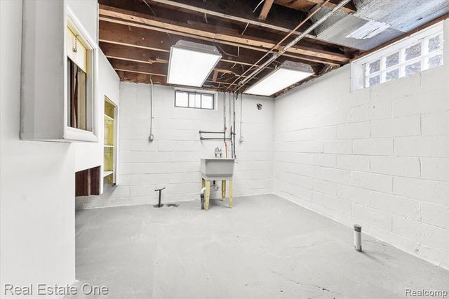 1353 Ford Avenue, Wyandotte, MI 48192