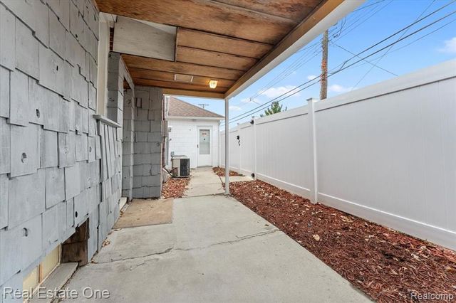 1353 Ford Avenue, Wyandotte, MI 48192