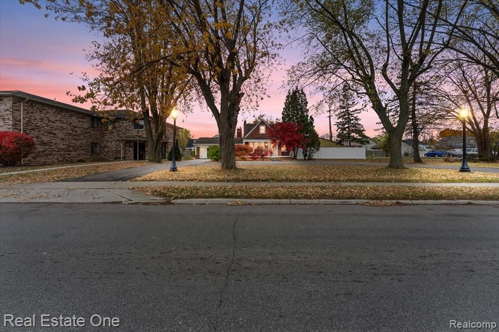 1353 Ford Avenue, Wyandotte, MI 48192