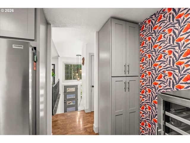 30475 Sw RIVERWOOD Dr, West Linn, OR 97068