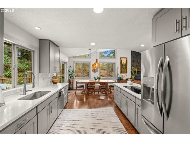 30475 Sw RIVERWOOD Dr, West Linn, OR 97068