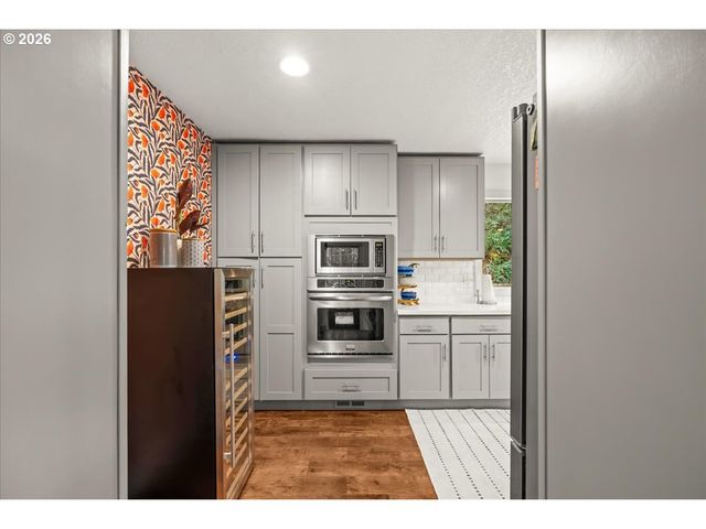 30475 Sw RIVERWOOD Dr, West Linn, OR 97068