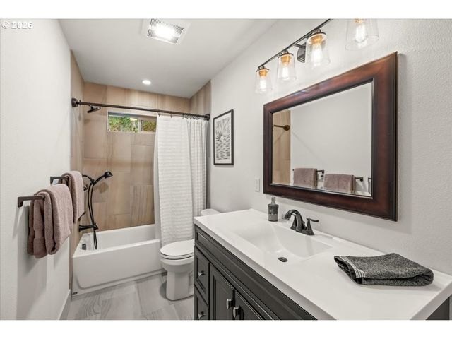 30475 Sw RIVERWOOD Dr, West Linn, OR 97068