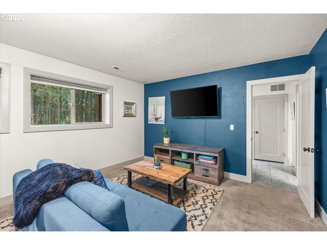 30475 Sw RIVERWOOD Dr, West Linn, OR 97068