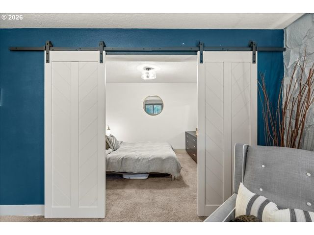 30475 Sw RIVERWOOD Dr, West Linn, OR 97068