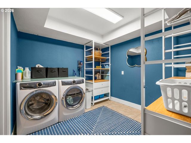 30475 Sw RIVERWOOD Dr, West Linn, OR 97068