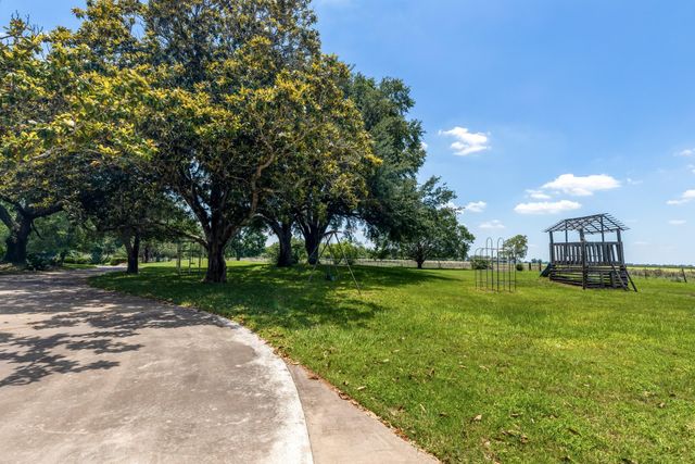 2009 Fm 950, Eagle Lake, TX 77434