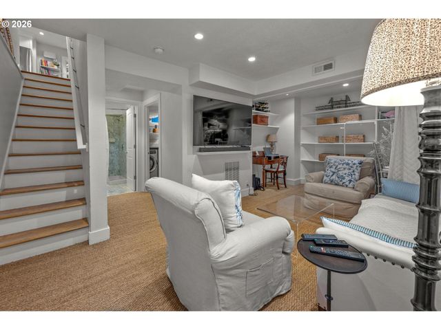 2798 Sw OLD ORCHARD Rd, Portland, OR 97201