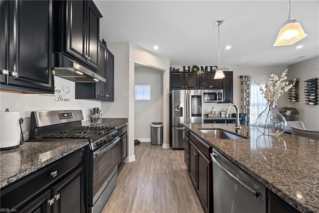 22 Mimi CIR, Newport News, VA 23602