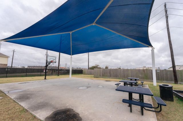 303 Vineyard Court, Alvin, TX 77511