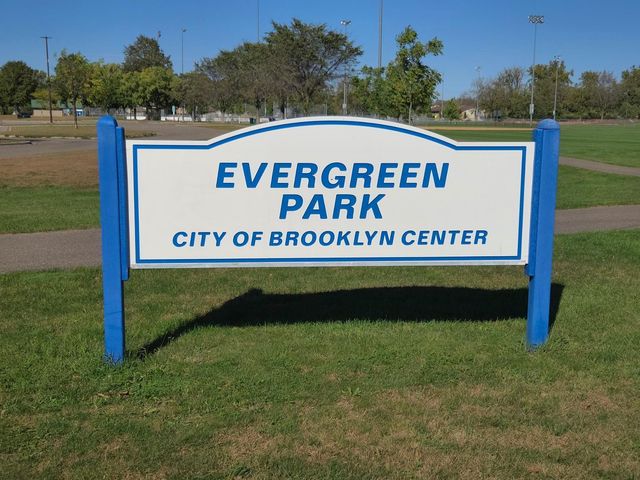 881 70th Avenue N, Brooklyn Center, MN 55430