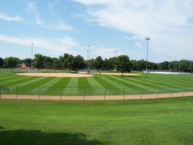 881 70th Avenue N, Brooklyn Center, MN 55430