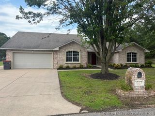 827 Chatsworth Drive, Grove, OK 74344